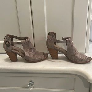 Paul Green 8.5 super comfortable peep, toe bootie shoe.